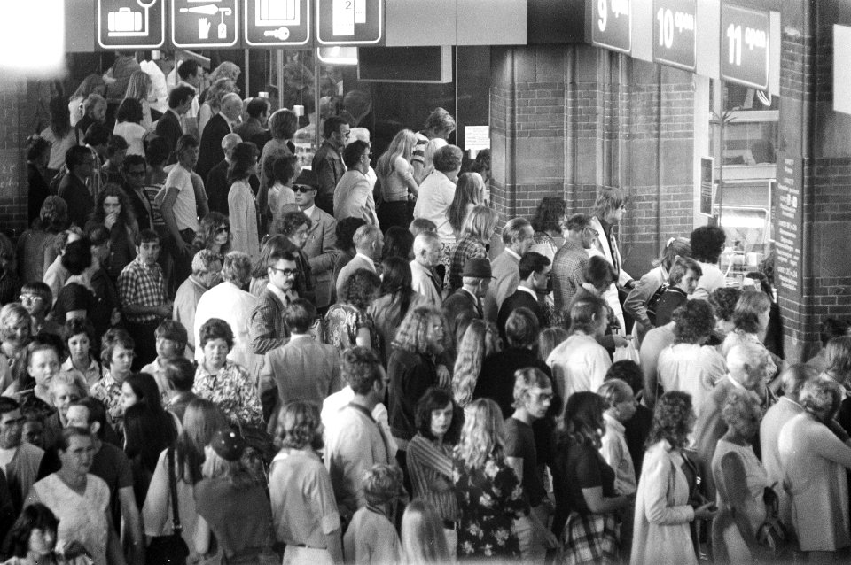 Drukte in hal van Centraal Station te Amsterdam, Bestanddeelnr 925-7415