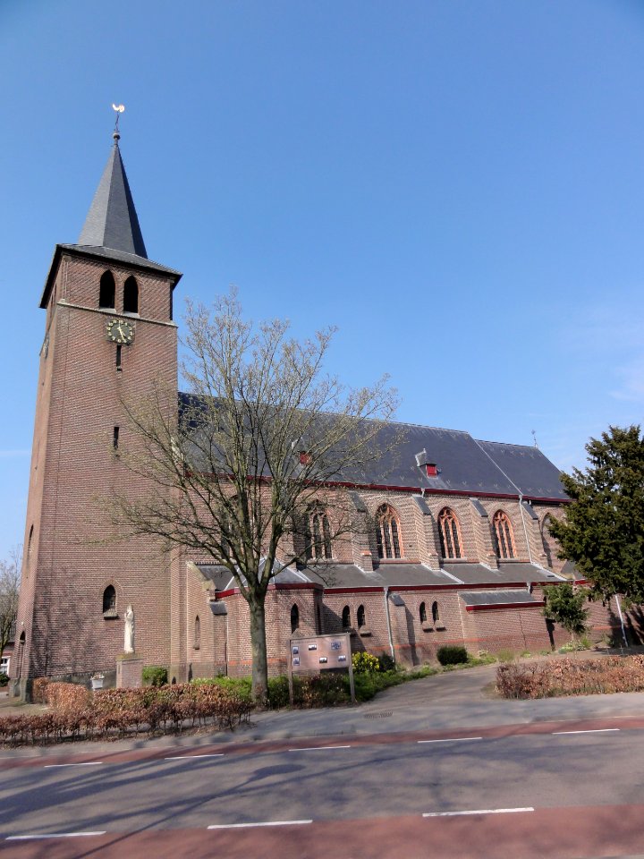 DSC05507 Venray Castenray, Rijksmonument 37215 kerk, zijaanzicht