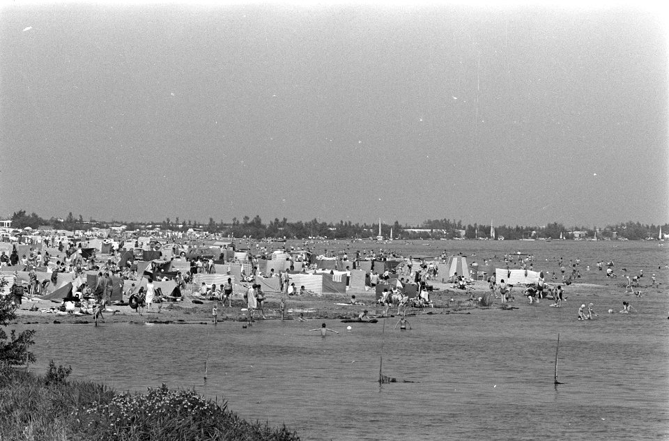Drukte langs strand IJsselmeer, Bestanddeelnr 920-5147