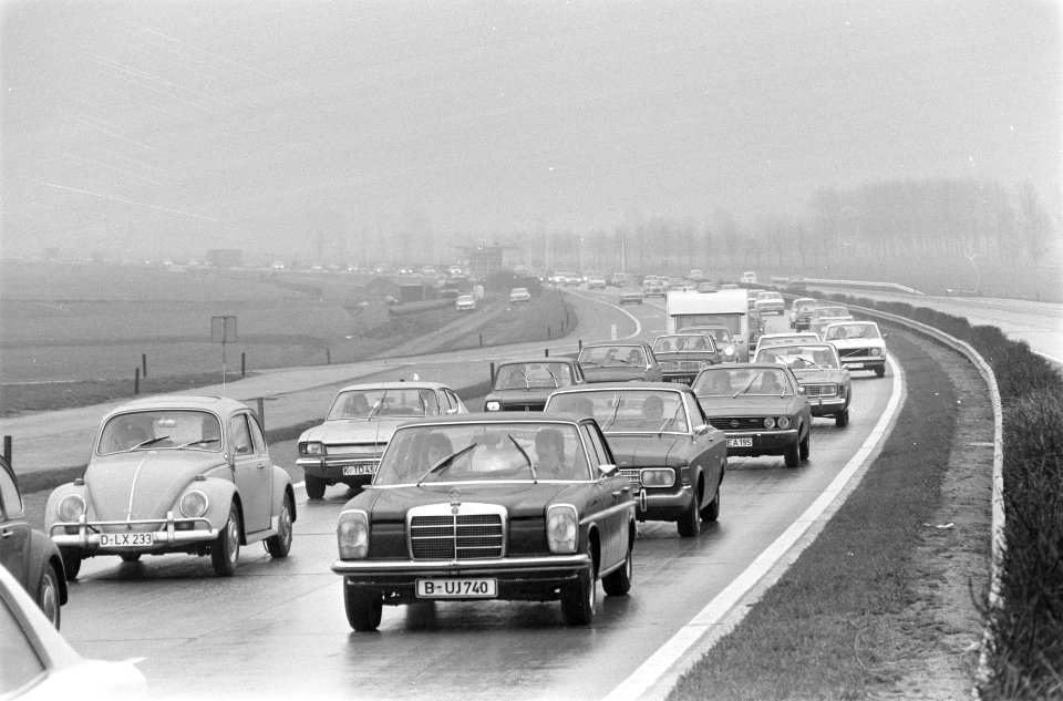 Drukte op autoweg Utrecht Arnhem, Bestanddeelnr 925-4975