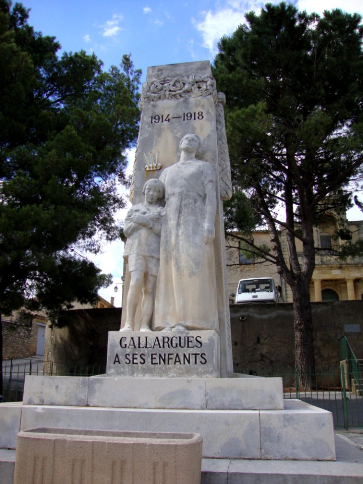 DSC02602 Gallargues-le-Montueux (Gard, Fr) monument aux morts