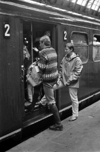 Drukte op CS Amsterdam vanwege vakantiegangers, Bestanddeelnr 921-4733