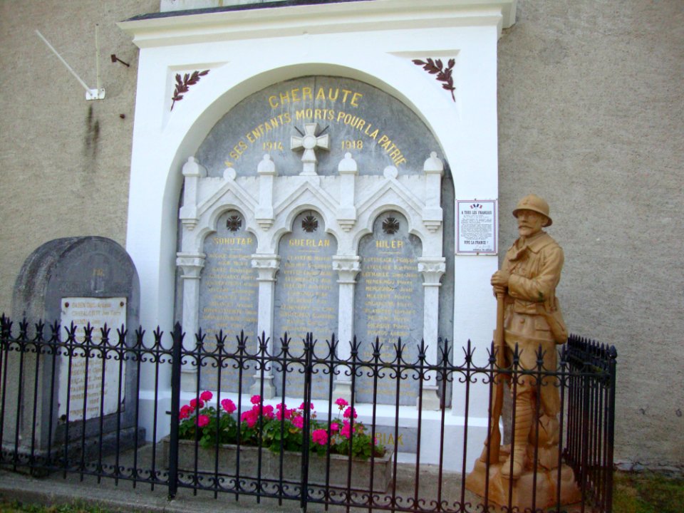 DSC03379 Chéraute (Pyr-Atl, Fr) monument aux morts