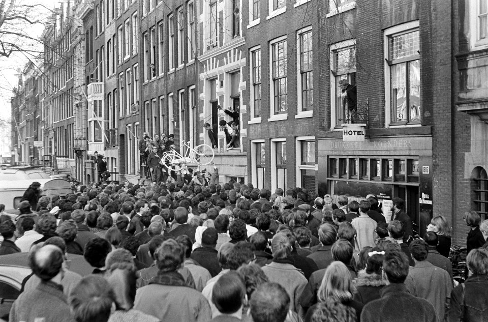 Drukte bij opening van de fototentoonstelling 'Omdat mijn fiets daar stond' aan…, Bestanddeelnr 918-9357