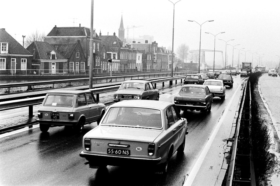 Drukte i.v.m. afsluiting Berlagebrug in Amsterdam. Muiderstraatweg, Bestanddeelnr 927-8506
