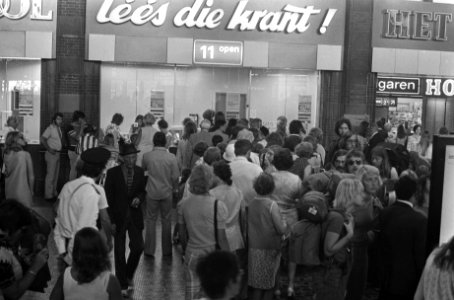 Drukte op Centraal Station Amsterdam, drukte bij loketten, Bestanddeelnr 926-5288