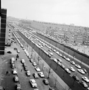 Drukte op autotentoonstelling in RAI, de drukte buiten (geparkeerde autos), Bestanddeelnr 920-0925