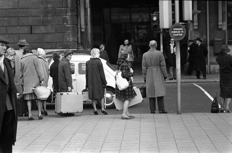 Drukte in verband met Pasen bij het centraal station Amsterdam Mensen die het s, Bestanddeelnr 912-2951
