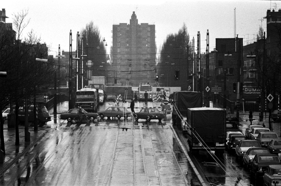 Drukte ivm afsluiting Berlagebrug in Amsterdam, Bestanddeelnr 927-8503
