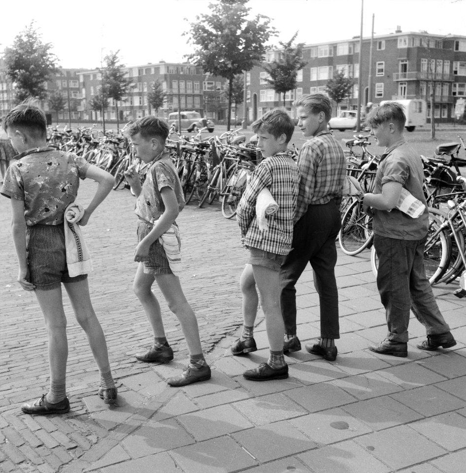 Drukte in het Mirandabad . Kinderen aan de rand van het bassin, Bestanddeelnr 912-6694