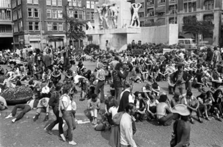 Drukte op Dam bij monument, Bestanddeelnr 924-7819