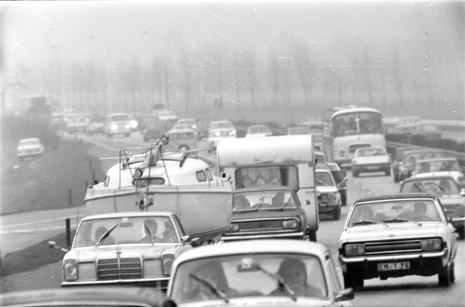Drukte op autoweg Utrecht Arnhem, Bestanddeelnr 925-4974