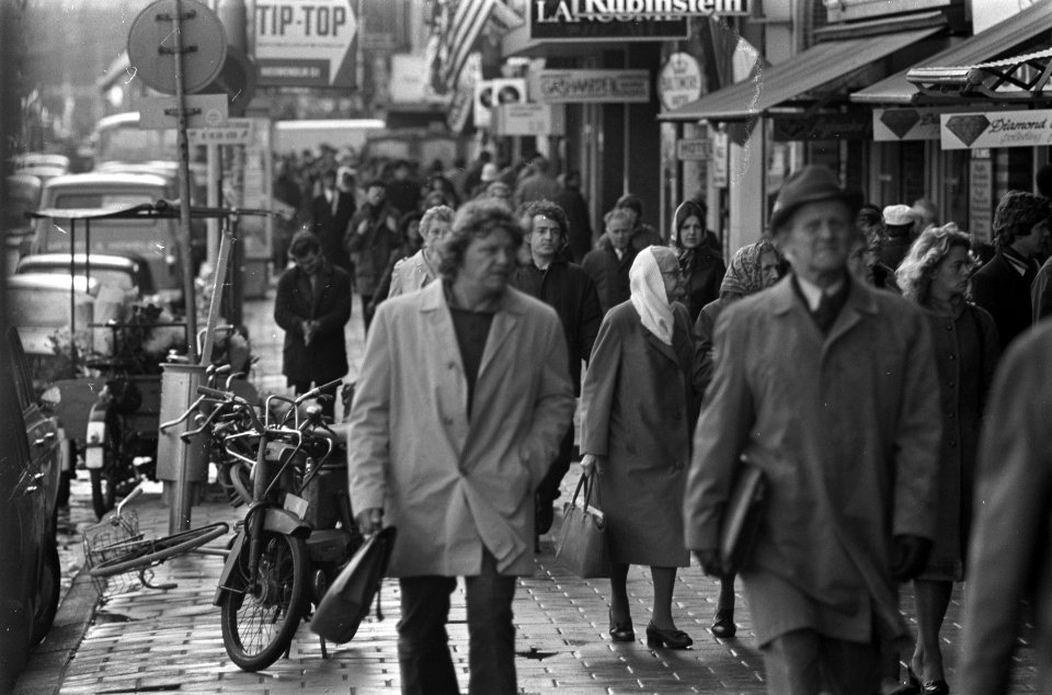 Drukte op Damrak, Amsterdam, opdracht Trouw, Bestanddeelnr 926-3429