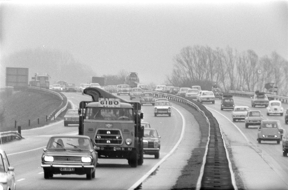 Drukte op autoweg Utrecht Arnhem, Bestanddeelnr 925-4977