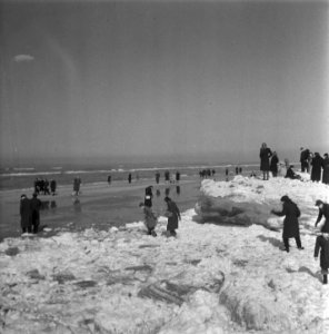 Drukte in Zandvoort. IJsschotsen op het strand, Bestanddeelnr 902-0667