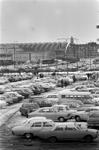 Drukte op de auto-tentoonstelling in de RAI drukte op parkeerplaats bij RAI, Bestanddeelnr 922-1080