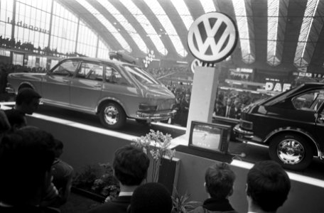 Drukte op de auto-tentoonstelling in de RAI kijken naar schaatswedstrijden op TV, Bestanddeelnr 922-1077