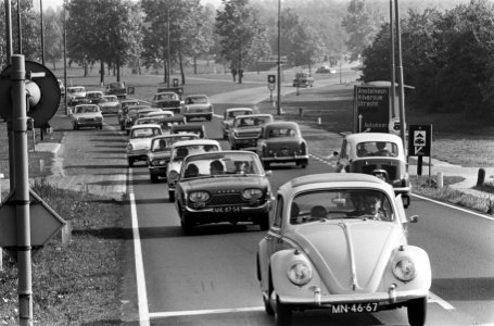 Drukte in het verkeer, richting Gooi en Veluwe stonden enorme files, Bestanddeelnr 916-9638