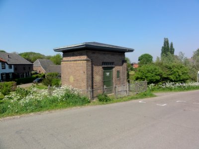 DSC05795 Dodewaard Rijksmonument 512153 trafohuisje Waalbandijk 73