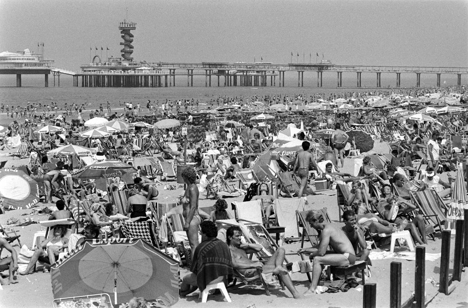 Drukte in Scheveningen op de achtergrond de Pier, Bestanddeelnr 932-6423