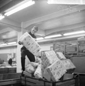 Drukte in de pakketpostafdeling te Amsterdam, paketten op transportband, Bestanddeelnr 917-1867