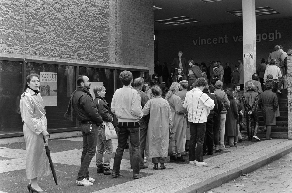 Drukte bij Stedelijk Museum Amsterdam voor tentoonstelling Monet in Holland, Bestanddeelnr 933-7966