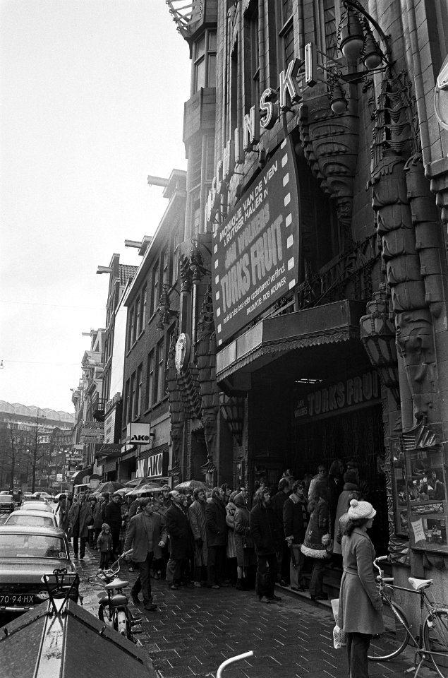 Drukte bij Tuschinski, Amsterdam bij film Turks Fruit, Bestanddeelnr 926-2570