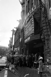 Drukte bij Tuschinski, Amsterdam bij film Turks Fruit, Bestanddeelnr 926-2570