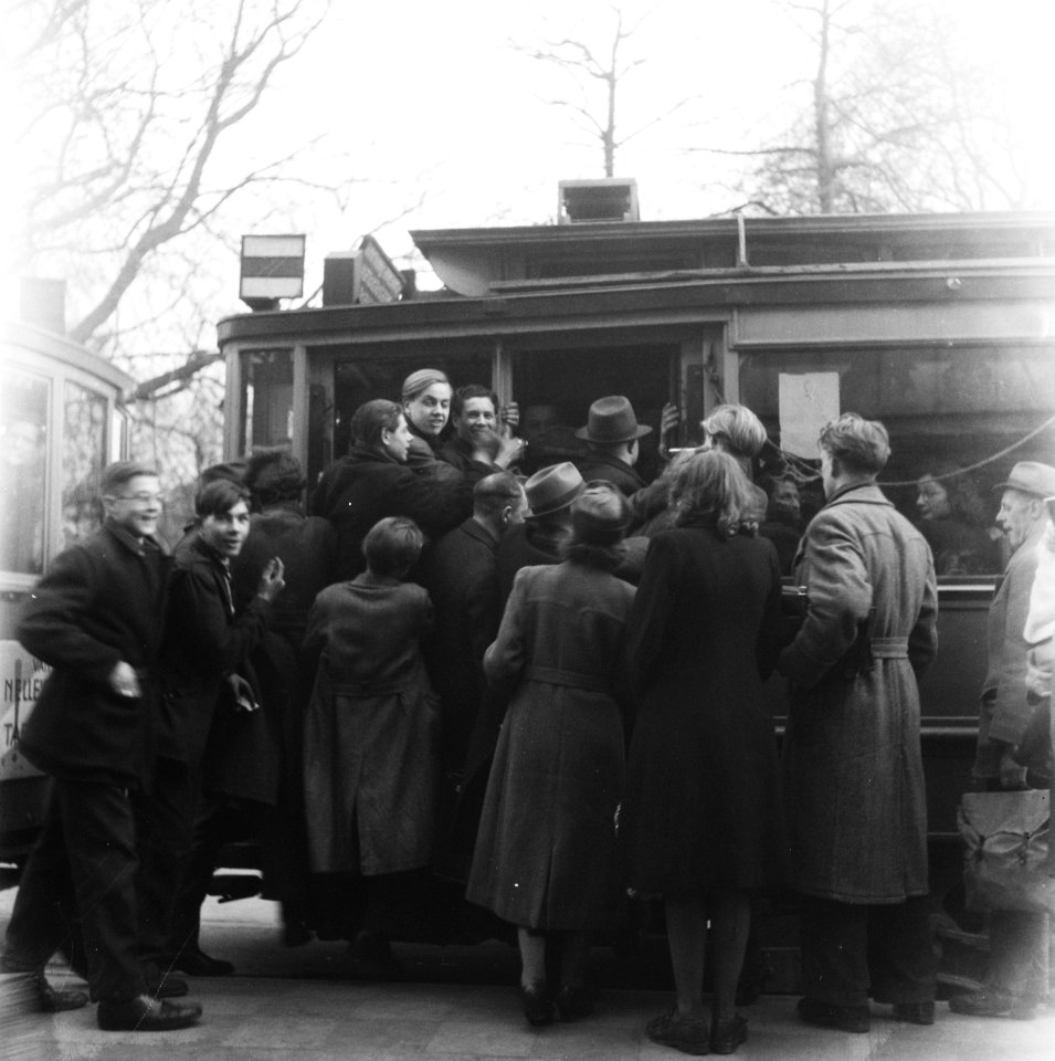 Drukte in de stad en bij de tram, Bestanddeelnr 901-6276