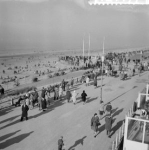 Drukte in de strandpaviljoens te Zandvoort, Bestanddeelnr 912-1177 photo