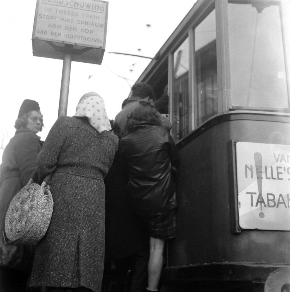 Drukte in de stad en bij de tram, Bestanddeelnr 901-6281