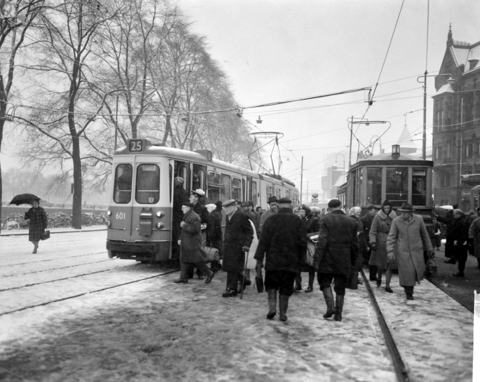 Drukte bij trams op Stationsplein te Amsterdam vanwege slechte weer, Bestanddeelnr 916-0580