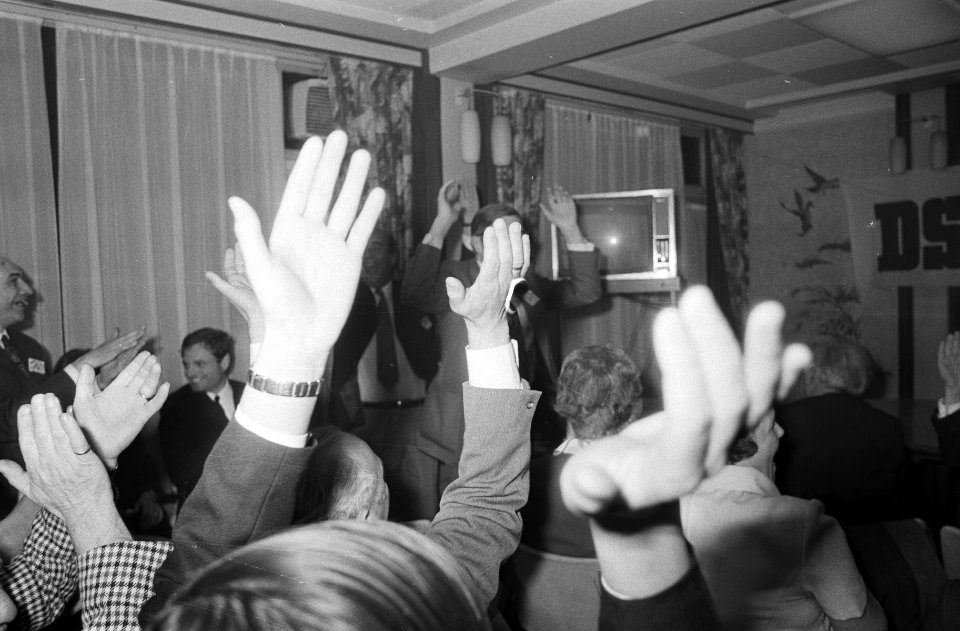 Drukte in de zaal bij DS'70 dat met acht zetels in de Tweede Kamer komt, Bestanddeelnr 924-5022