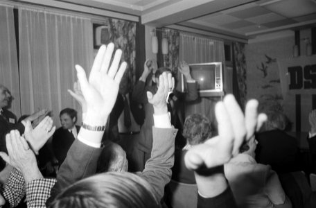 Drukte in de zaal bij DS'70 dat met acht zetels in de Tweede Kamer komt, Bestanddeelnr 924-5022