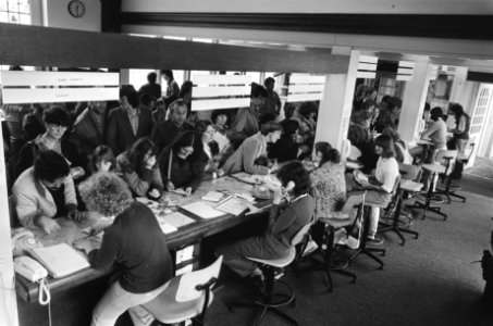 Drukte bij VVV-kantoor bij het CS in Amsterdam, Bestanddeelnr 932-0930