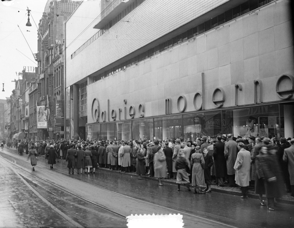 Drukte bij Tuschinski herdenking februari-staking, Bestanddeelnr 904-9717