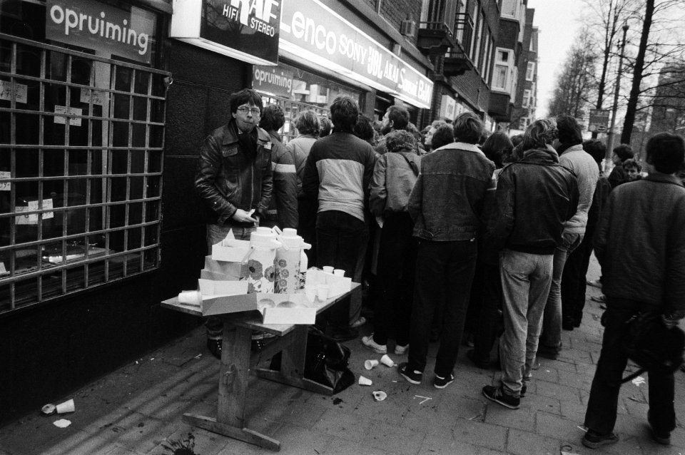 Drukte bij RAF in de Rijnstraat tijdens de uitverkoop, Bestanddeelnr 932-4614