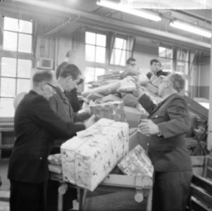 Drukte in de pakketpostafdeling te Amsterdam, paketten op transportband, Bestanddeelnr 917-1866