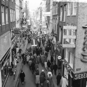 Drukte in de Amsterdamse winkelstraten, Bestanddeelnr 915-8081