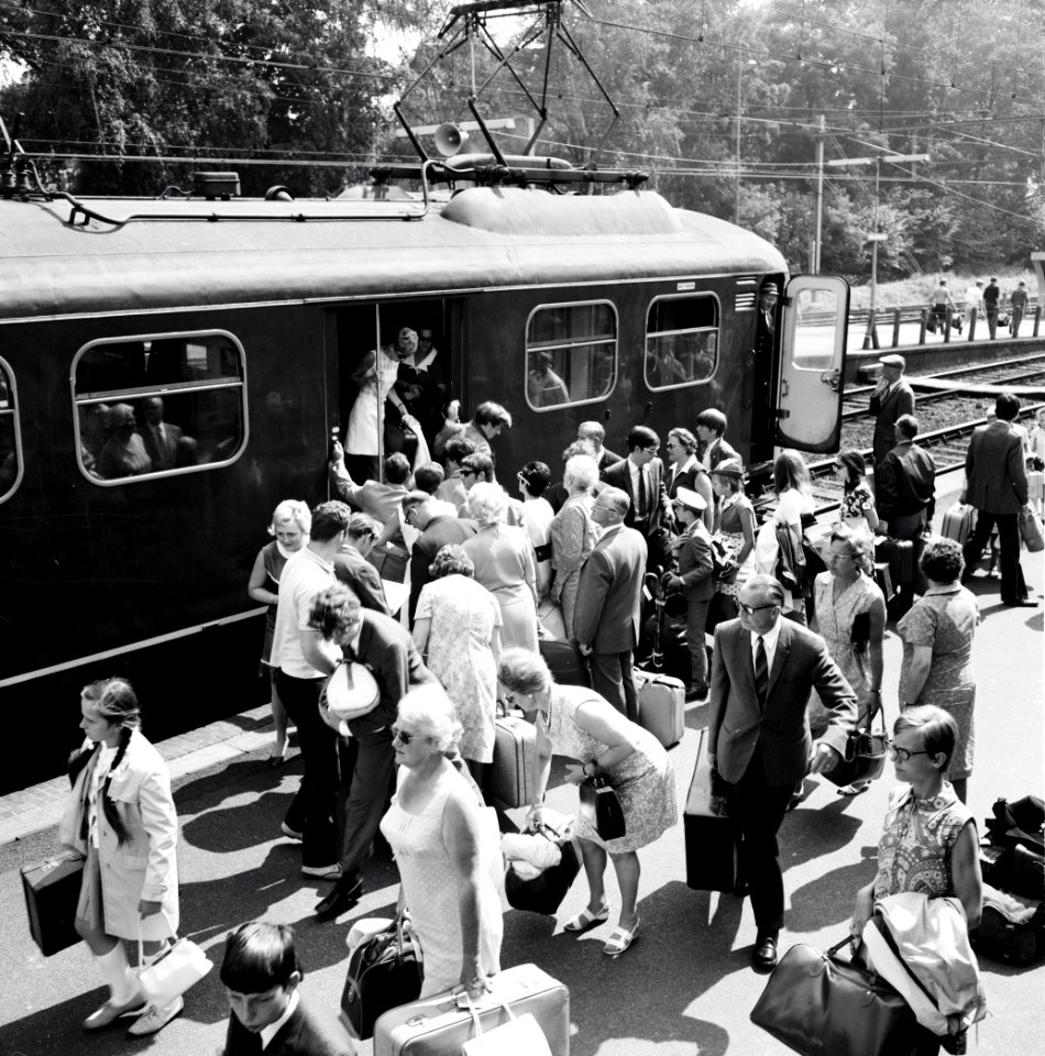 Drukte met treinreizigers bij de "Valkenburg Expres" op Station Valkenburg