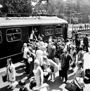Drukte met treinreizigers bij de "Valkenburg Expres" op Station Valkenburg