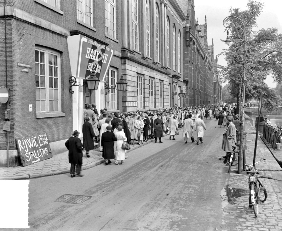 Drukte Kloveniersbrugwal bij tentoonstelling Haak-in Bazar, Bestanddeelnr 904-5830