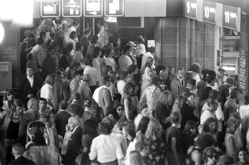 Drukte in hal van Centraal Station te Amsterdam, Bestanddeelnr 925-7416