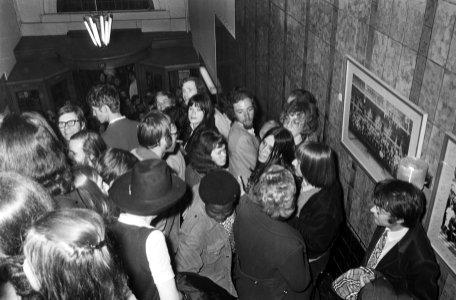 Drukte in de zaal bij DS'70 dat met acht zetels in de Tweede Kamer komt, Bestanddeelnr 924-5021