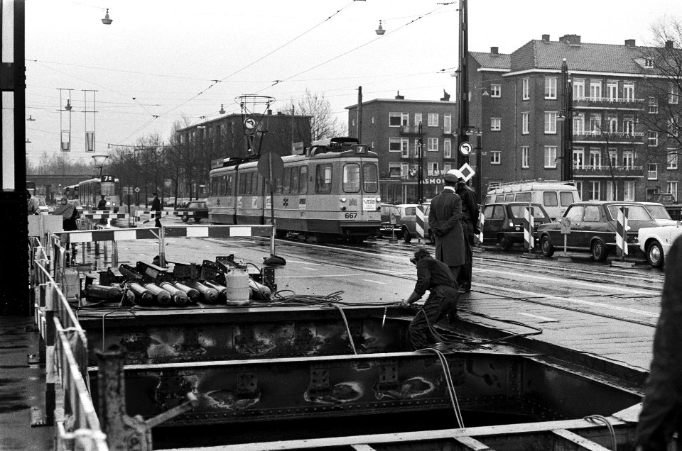 Drukte ivm afsluiting Berlagebrug in Amsterdam, Bestanddeelnr 927-8504