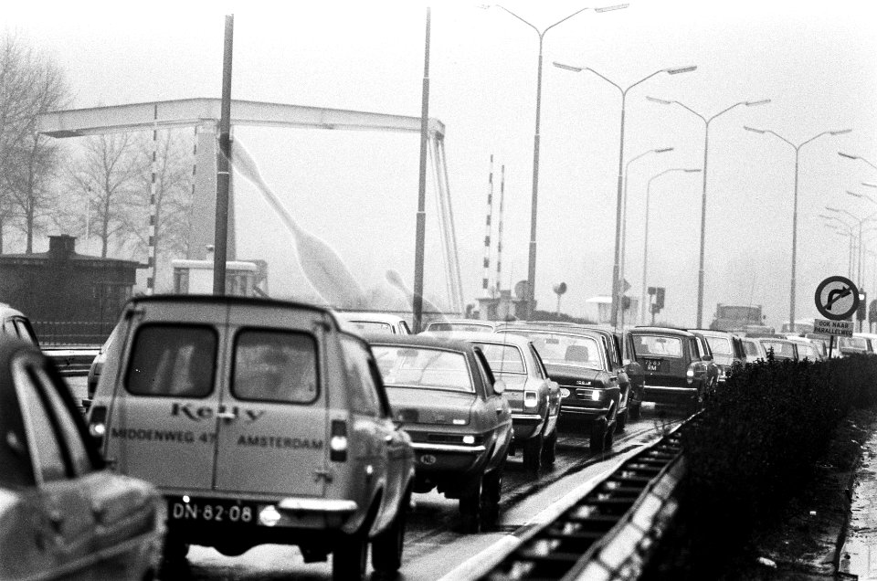 Drukte i.v.m. afsluiting Berlagebrug in Amsterdam. Muiderstraatweg, Bestanddeelnr 927-8507