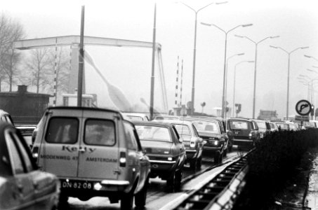 Drukte i.v.m. afsluiting Berlagebrug in Amsterdam. Muiderstraatweg, Bestanddeelnr 927-8507