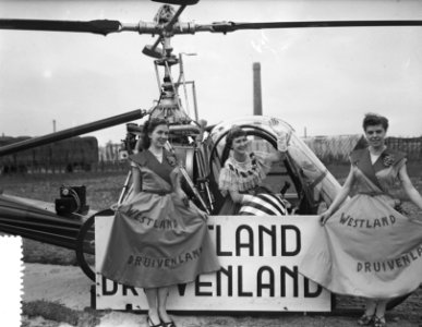 Druivenfeest Naaldwijk, aankomst Koningin per helicopter, Bestanddeelnr 906-6939