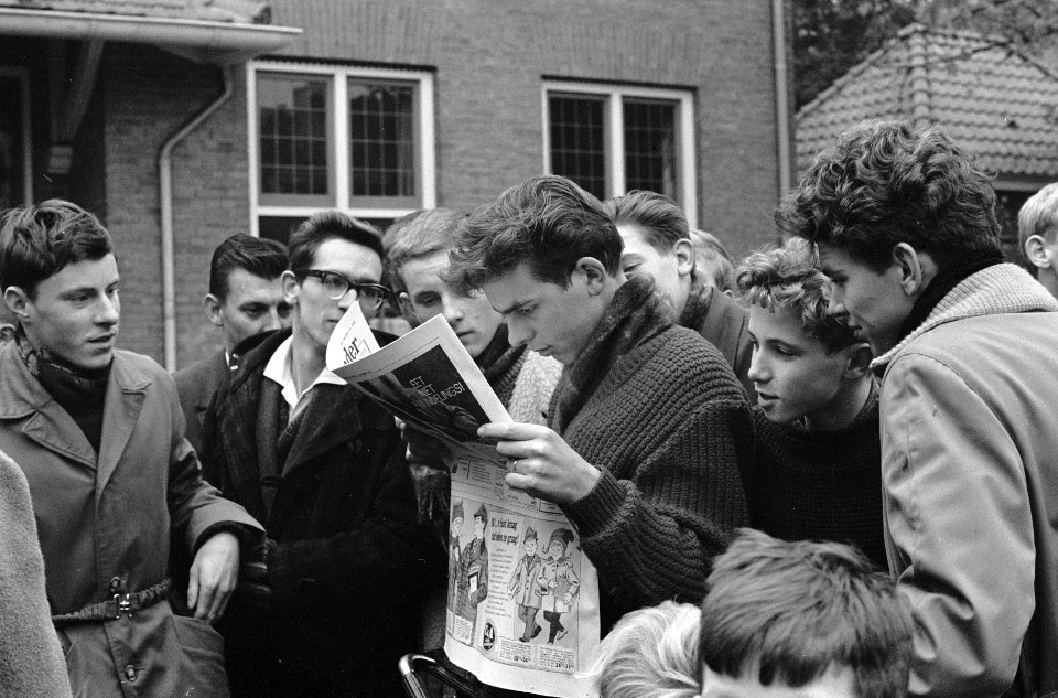 Drukte in Baarn in verband met ontsnapping moordenaar Scholieren lezen verslag, Bestanddeelnr 913-1555