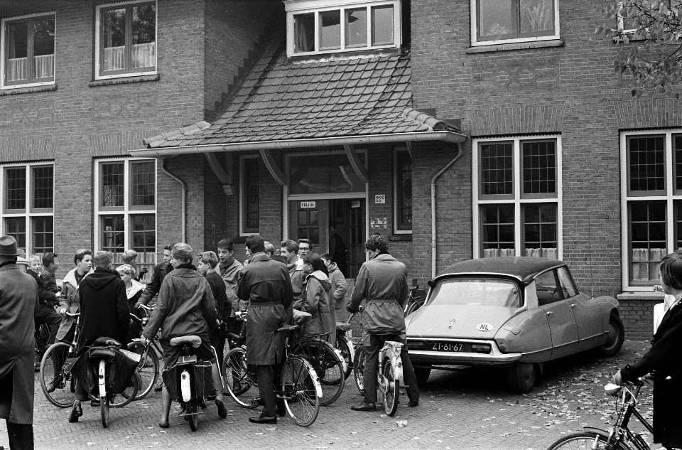 Drukte in Baarn in verband met ontsnapping moordenaar, Bestanddeelnr 913-1552